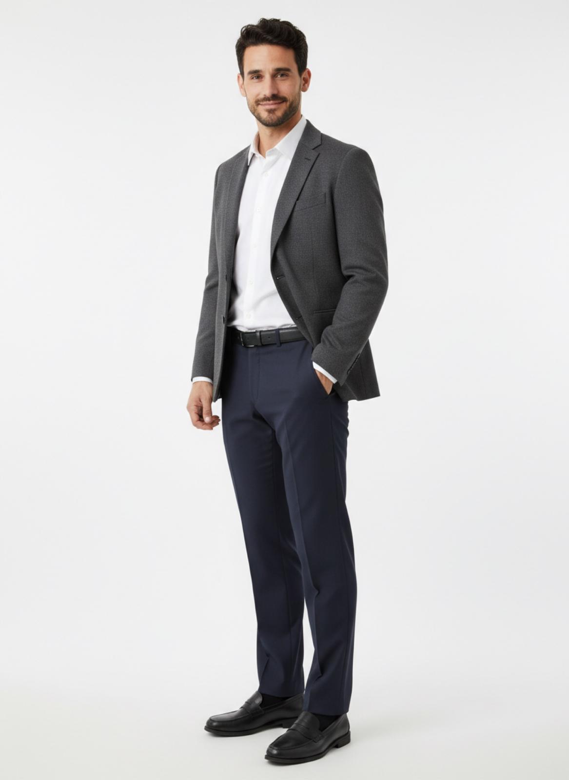 Donkerblauwe pantalon (we raden je aan een maat kleiner te bestellen)